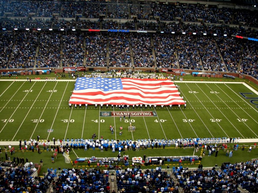 The+flag+flies+during+the+national+anthem+with+the+help+of+citizens+at+Ford+Field+in+a+Detroit+v.+Green+Bay+game+in+2007.+National+Anthem+by+Dave+Hogg+%28CC+BY-SA%29