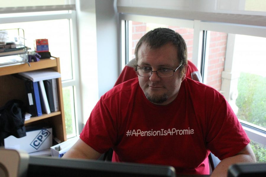 Business teacher Nathan Tackett wears a shirt in support of lobbying the new plan.