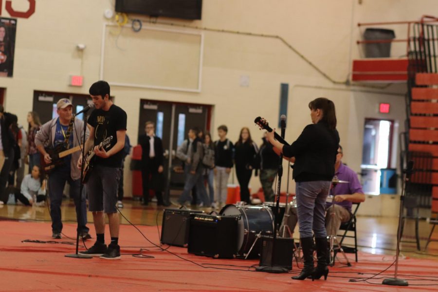 Social studies teacher Monty Edwards and his family used their musical talent to perform "Sweet Child of Mine" by Guns N' Roses. Them, along with many other contestants sang for their performance. "I think it's really cool that Monty and his family came up to play a [mini] concert and I really liked it.", said sophomore Billy Goodman. 