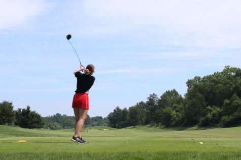 Senior Alayna Wells completing her back swing at the Bluegrass Invitational on Aug. 21. Photo taken by Katelyn Powers