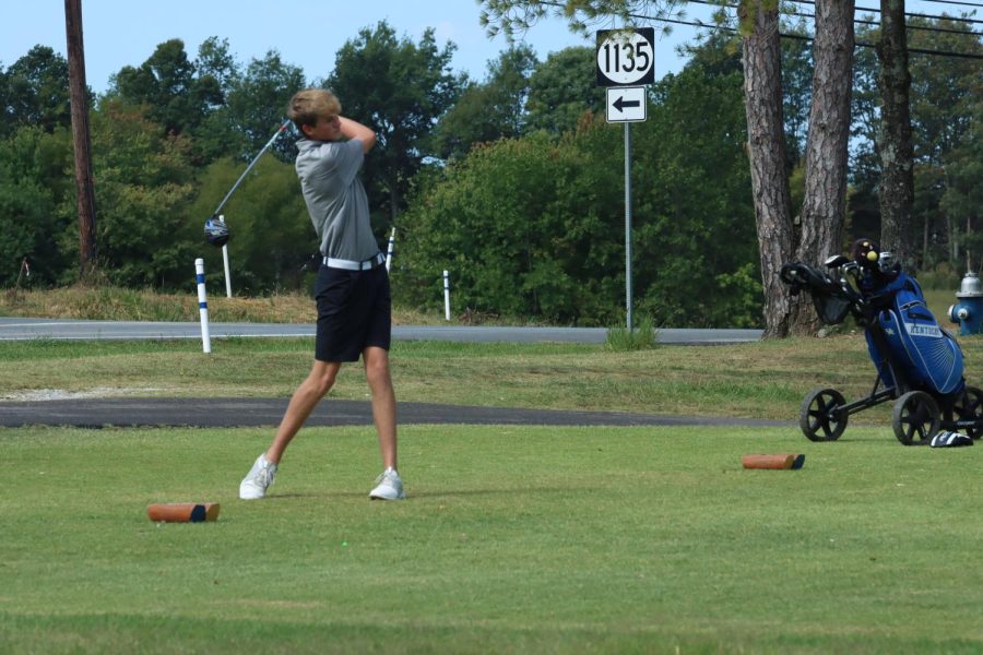 Freshman+Aidan+Boyer+tees+off+on+the+par+four+number+one+at+Elizabethtown+Country+Club.